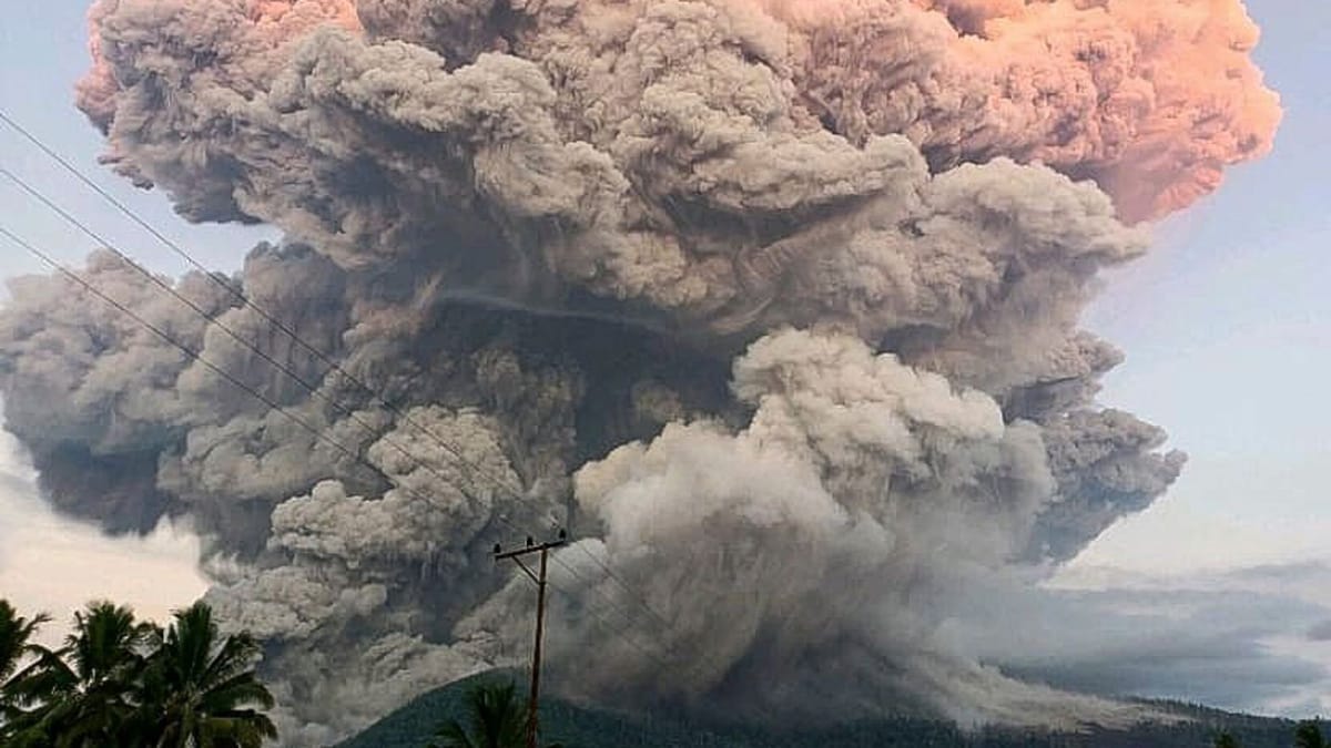 Volcanic Ash Forces Closure of 7 Indonesian Airports and Disrupts Thousands of Flights