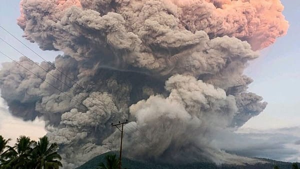 Volcanic Ash Forces Closure of 7 Indonesian Airports and Disrupts Thousands of Flights